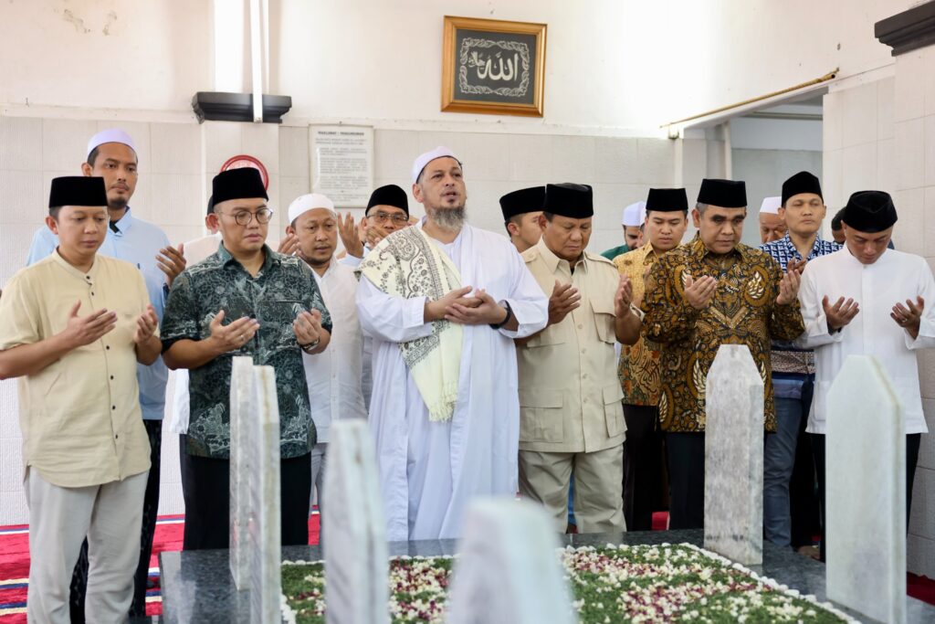 Prabowo Subianto Ungkap Hubungan Kekerabatan Keluarga dalam Ziarah ke Makam Habib Ali Kwitang