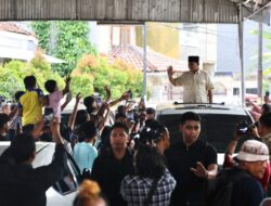 Prabowo Subianto Didatangi oleh Ratusan Warga saat Ziarah ke Makam Habib Ali Kwitang