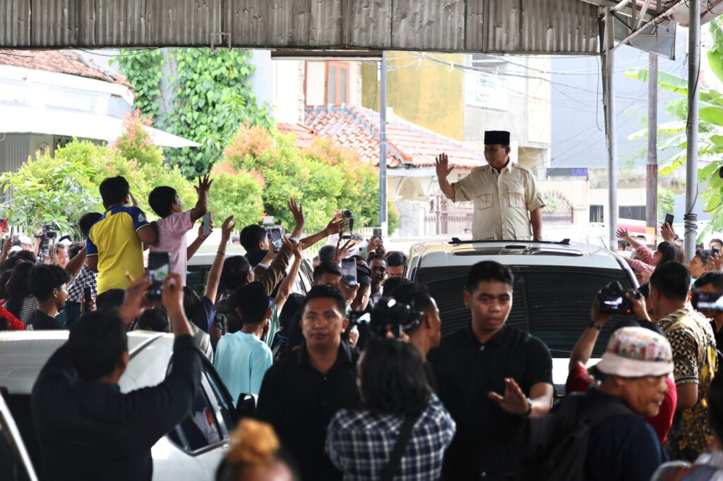 Prabowo Subianto Didatangi oleh Ratusan Warga saat Ziarah ke Makam Habib Ali Kwitang