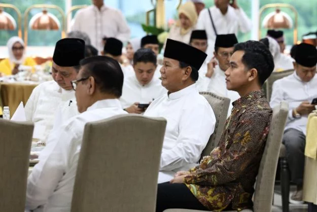 Prabowo Subianto menghadiri acara buka puasa bersama Partai Golkar bersama Gibran, menegaskan penghormatan terhadap proses dan menunggu keputusan MK.