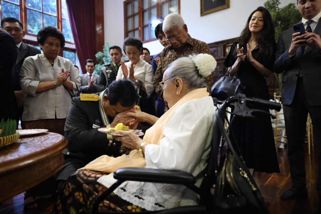 Prabowo Merayakan dan Menghormati Sukartini Djojohadikusumo setelah Dianugerahi Jenderal Bintang 4