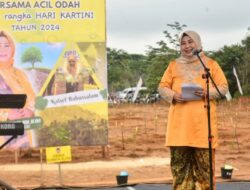 Acil Odah menyampaikan Pesan Penuh Semangat kepada Perempuan Banjar saat Menanam Pohon untuk Menciptakan Harmoni Hijau