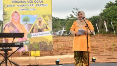 Acil Odah menyampaikan Pesan Penuh Semangat kepada Perempuan Banjar saat Menanam Pohon untuk Menciptakan Harmoni Hijau