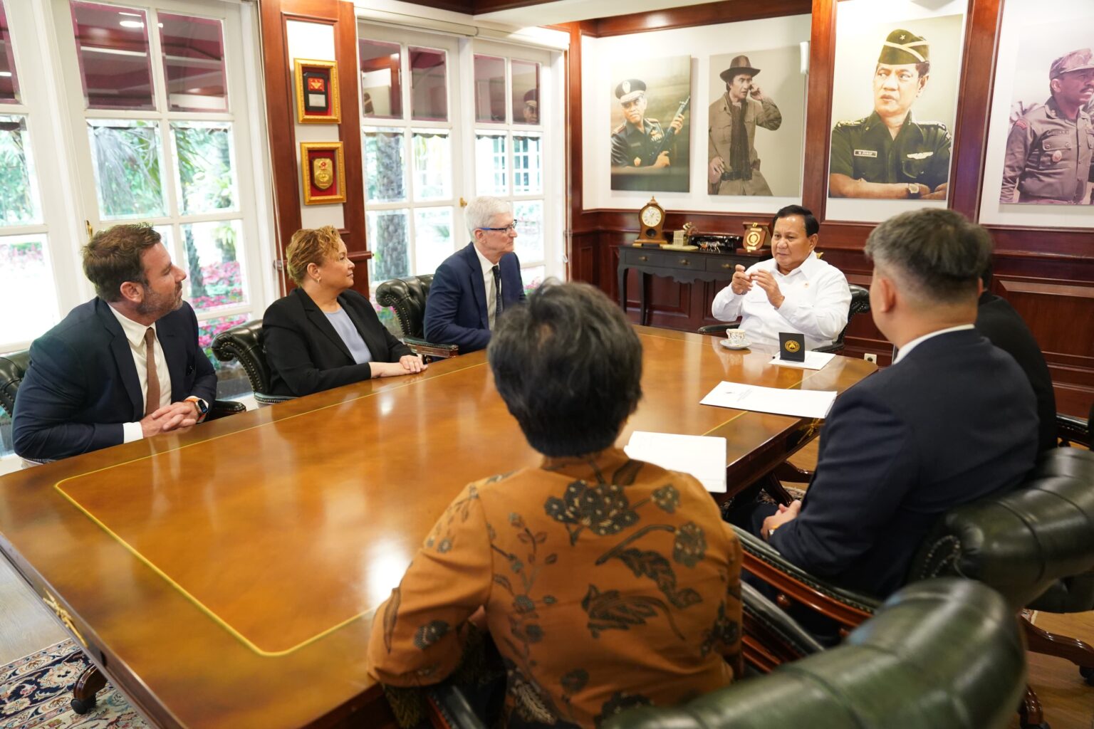 Setelah Mengirim Surat Ucapan Selamat, CEO Apple Tim Cook Bertemu dengan Prabowo Subianto sebagai Presiden Terpilih