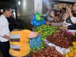 Membeli Jeruk 5 Kg dan Mangga 2 Kg