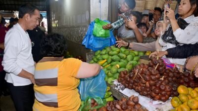 Membeli Jeruk 5 Kg dan Mangga 2 Kg