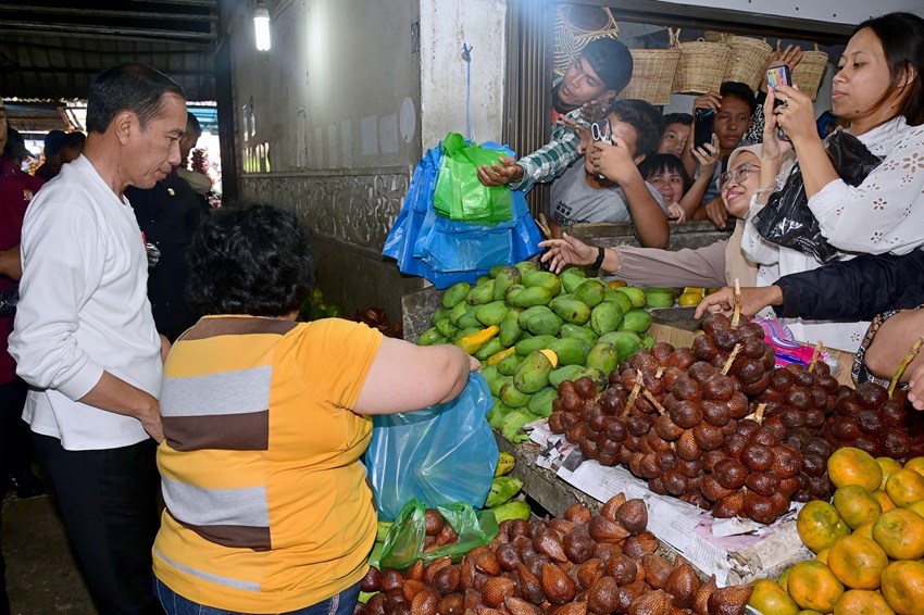 Membeli Jeruk 5 Kg dan Mangga 2 Kg