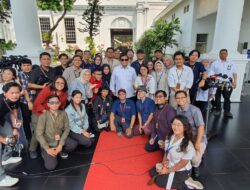 Palace Reporters Pose for Group Photo with Prabowo Subianto, Sporting Sunglasses