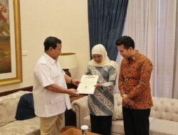 Prabowo Subianto Hands over Endorsement Letter for East Java Governor Nominee