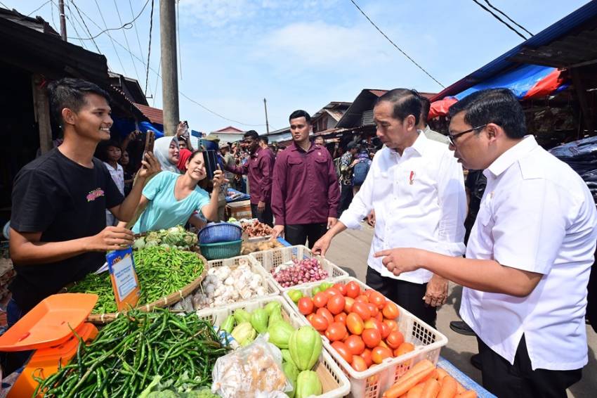 Presiden Jokowi Tinjau Pasar Senggol Dumai, Menyatakan Harga Sembako Tetap Stabil