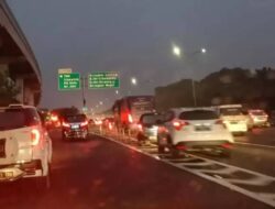 Petugas Menjalankan Contraflow di Tol Jagorawi untuk Mengurangi Kepadatan Akibat Kecelakaan