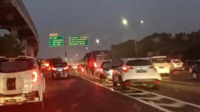 Petugas Menjalankan Contraflow di Tol Jagorawi untuk Mengurangi Kepadatan Akibat Kecelakaan