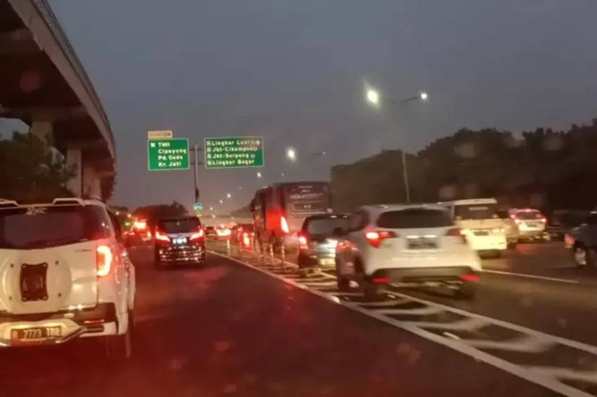 Petugas Menjalankan Contraflow di Tol Jagorawi untuk Mengurangi Kepadatan Akibat Kecelakaan