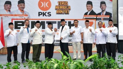 PKS President Hands Over Decree for West Sumatra Governor and Deputy Governor Candidates for 2024 Regional Elections.