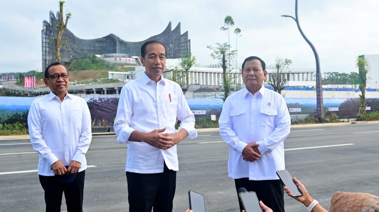 President Jokowi and Defense Minister Prabowo Subianto Hold Monday Morning Meeting to Discuss IKN Development Progress.