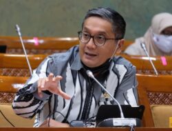 Tertawa Putra Nababan tentang Isu Anies Baswedan-Ono Surono dalam Pilgub Jabar.