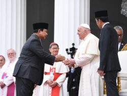 Prabowo Subianto Memposting Momen Bersalaman dengan Paus Fransiskus: Indonesia Diserahi Keberagaman dan Keharmonisan