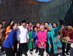 Prabowo Subianto Captures a Fun Moment with Iriana and Mothers at IKN in a Selfie