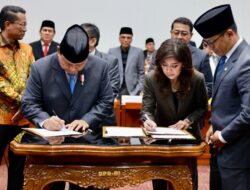 Prabowo Subianto Holds Final Session at the DPR with Attendance from All Factions and Offered Prayers