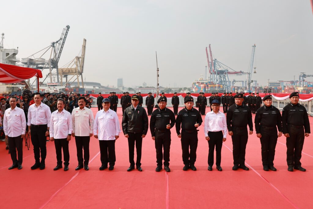 Pesan Dari Kapal Perang yang Dinaiki Oleh Jokowi dan Prabowo