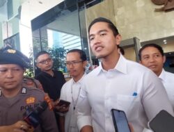 Kaesang Pangarep Mengisi Formulir Gratifikasi di KPK