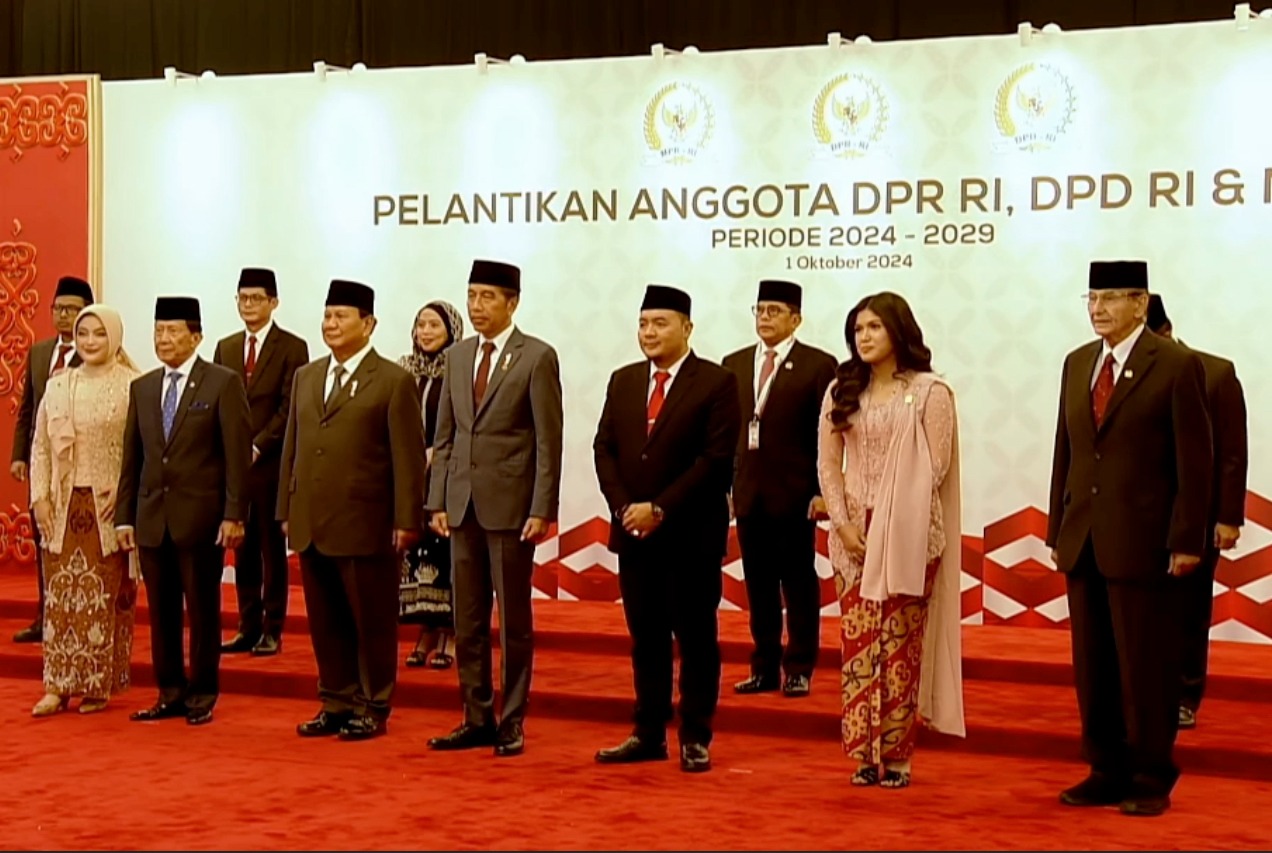 Prabowo Subianto and Jokowi Together Ride Presidential Vehicle to the Inauguration of Newly Elected Parliament