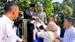 Citizens Meet Prabowo Subianto and Share Tears of Joy and Prayers: “I Finally Received His Autograph”