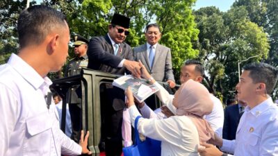 Citizens Meet Prabowo Subianto and Share Tears of Joy and Prayers: “I Finally Received His Autograph”