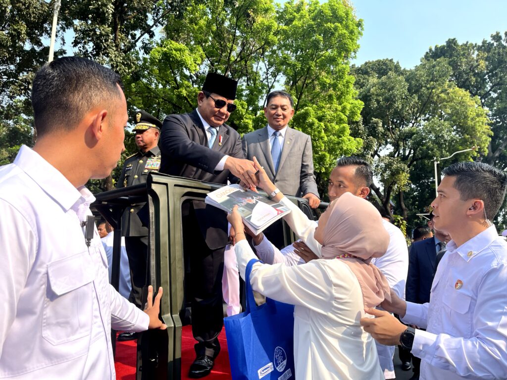 Citizens Meet Prabowo Subianto and Share Tears of Joy and Prayers: “I Finally Received His Autograph”