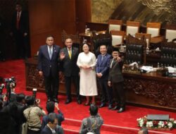 Judul yang akan ditulis ulang adalah “Puan Ketua, Wakil Dasco, Adies, Saan, dan Adinda Reza” dapat ditulis ulang menjadi “Puan Ketua bersama dengan Wakil Dasco, Adies, Saan, dan Adinda Reza”