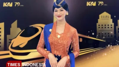 Kisah Rifka: Pramugari Kereta Api Bandung yang Tangguh