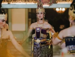 Atiqah Hasiholan sebagai Ratu Ayu Kencana Wungu di Langendriyan Mangkunegaran