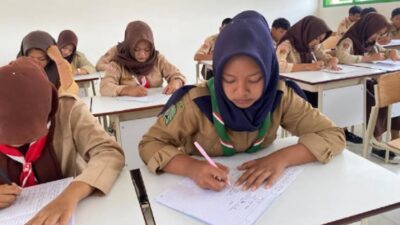 Juara Lomba Menulis Surat untuk Presiden dari Anak Buruh Tani Siswi Sekolah Rakyat Blora
