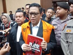 Pamerkan Buku Pleidoi Tulisan Sendiri Hasto di Pengadilan