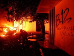 Ke Mana Jokowi Saat Kerusuhan dan Pembakaran Merebak?