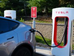 Tesla Memperbarui Desain Pintu untuk Kemudahan Akses saat Darurat