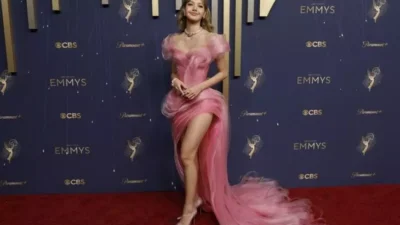 Gaun Lisa BLACKPINK Ala Penyihir Oz Memukau di Emmy Awards 2025